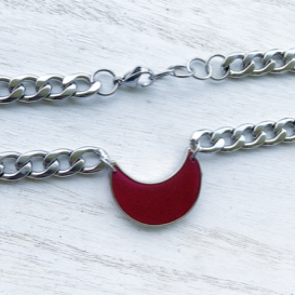 Red resin crecent moon thick steel goth choker - Picture 11 of 15